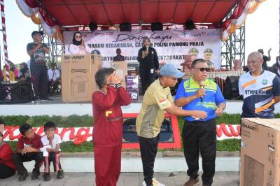 Tangis Haru Ela Warnai Jalan Sehat HUT Satpol PP Beltim