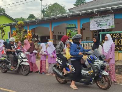Murid SD Negeri 16 Manggar Antusias Berbagi Takjil