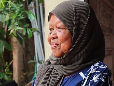 Puluhan Tahun Pensiun, Ibu Marmah Tak Menyangka Mantan Muridnya Mengantarnya ke Tanah Suci