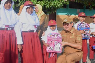 Hari Pertama Sekolah, Bupati Beltim Sapa Siswa dan Bagikan Tas Sekolah untuk Siswa Membutuhkan