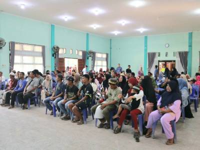Bupati Beltim Salurkan Bantuan Bagi Nelayan yang Tak Bisa Melaut