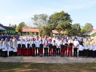 Hari Ketiga Kunjungan Sekolah, Bupati Beltim Serahkan Bantuan dan Kenang SMP Budi Utomo