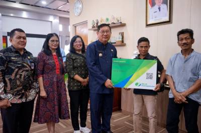 Perkuat Jaminan Sosial, Pemkab Beltim Serahkan Kartu BPJS Ketenagakerjaan kepada 500 Pekerja