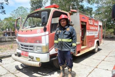 Kisah Ade, Petugas Damkar Beltim yang Tak Pantang Menyerah Padamkan Si Jago Merah