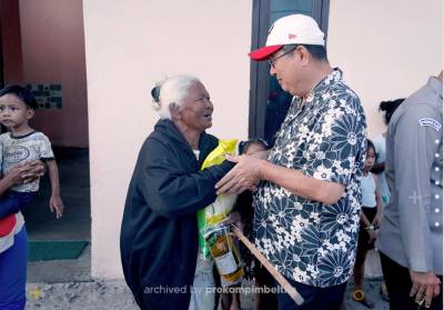 Dengar Keluhan Warga Suku Sawang, Bupati Beltim Serahkan Bantuan Sembako