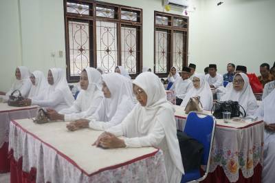 Tinjau Kesiapan Keberangkatan Haji, Bupati Beltim Pesan Jaga Kesehatan