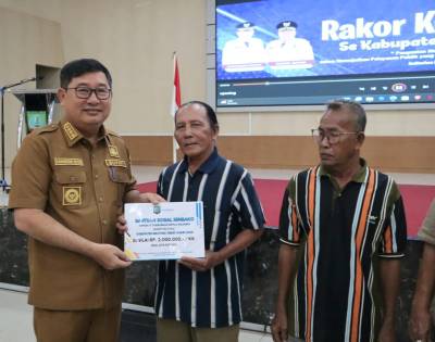 Bupati Serahkan Bantuan Sembako untuk Masyarakat Miskin Ekstrem di Beltim