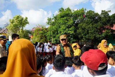 Sapa Siswa di Hari Kedua Sekolah, Bupati Beltim Pastikan Dukungan Pendidikan Berjalan